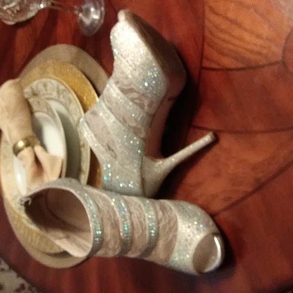 Shoes - Picture 3 of 4